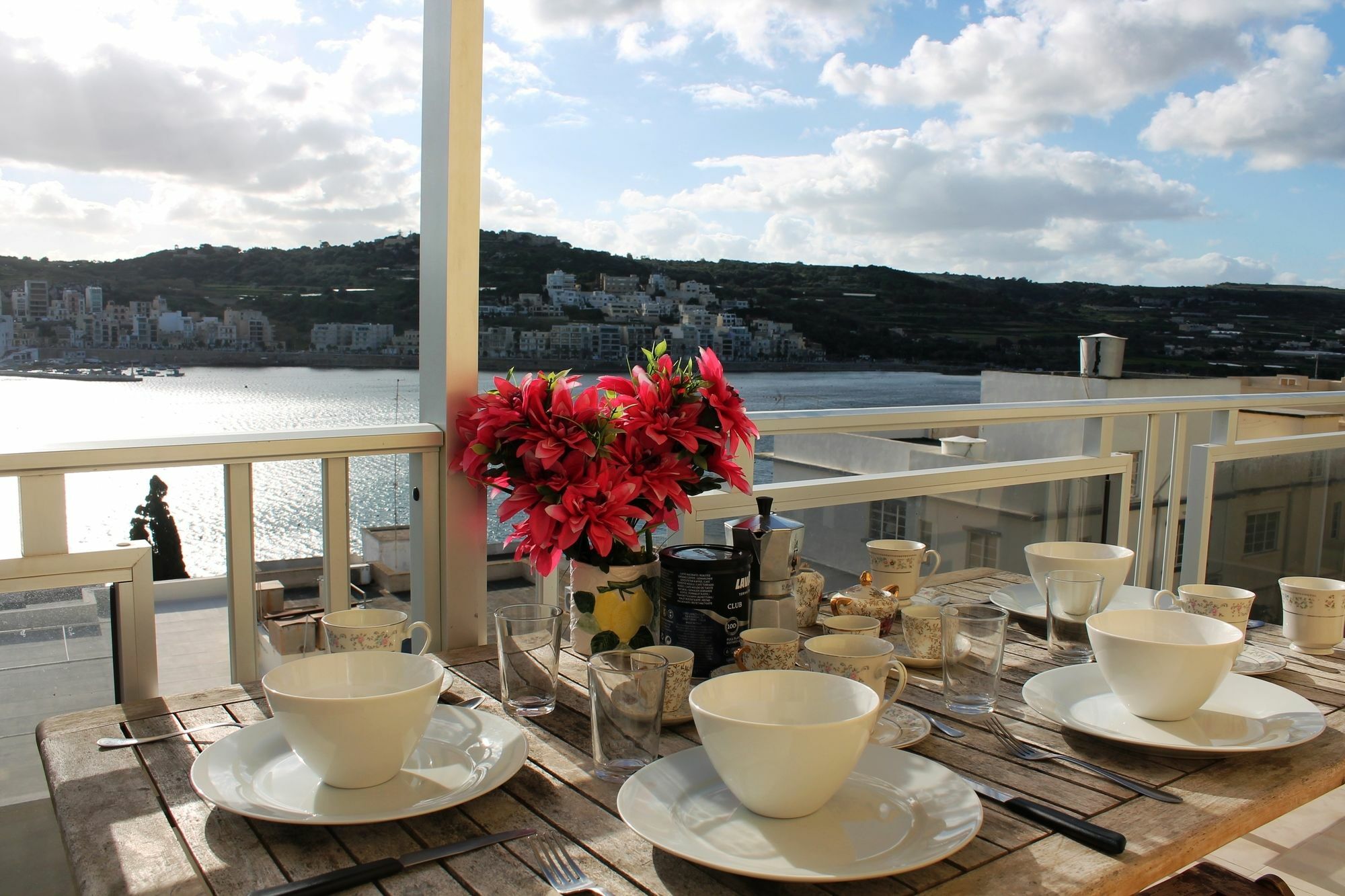 Bayview 2 Bedroom Seaview Apartment With Large Terrace With Panoramic Views - By Getawaysmalta セント・ポールズ・ベイ エクステリア 写真